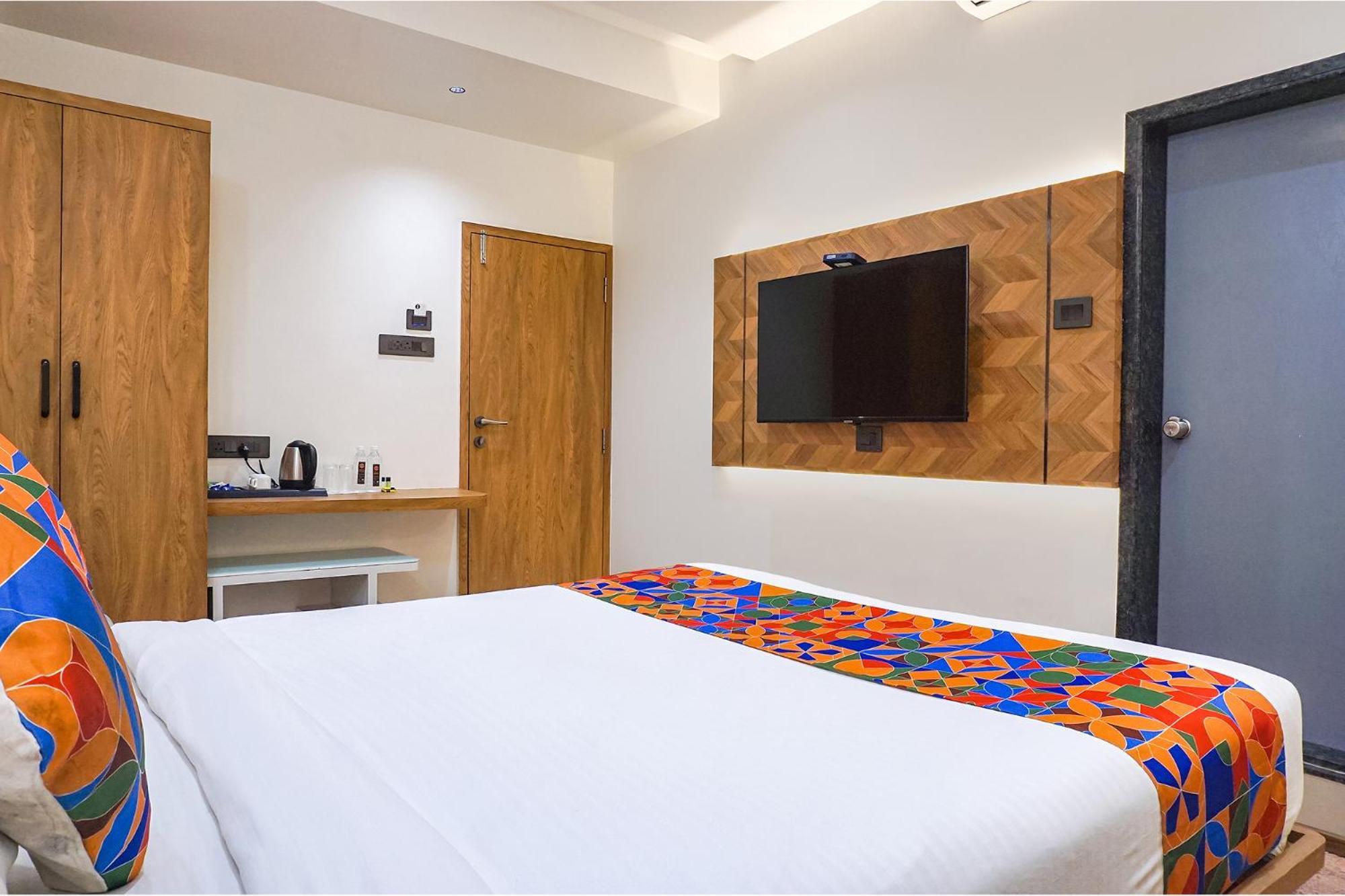 Fabhotel Prime Shourya Residency - Nr Maharshi Karve Museum Пуна Экстерьер фото